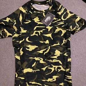 NEW WITH TAGS! $80 RETAIL! SIZE SMALL MEN'S HPE COMBAT COMPRESSION SHIRT LOT552